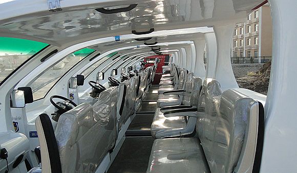 整裝待發(fā)的電動(dòng)巡邏車內(nèi)部圖