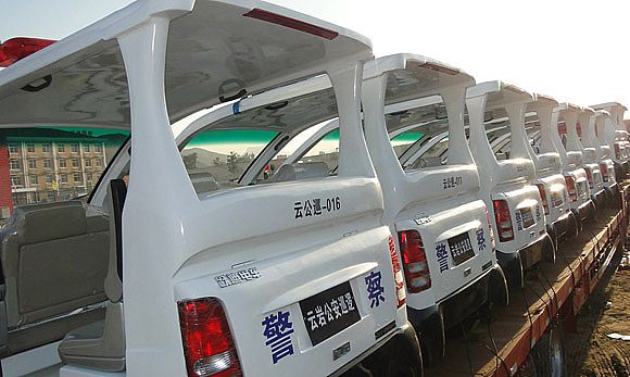 整裝待發(fā)的電動(dòng)巡邏車后側(cè)圖