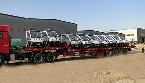 廠區(qū)工人準(zhǔn)備裝第十輛電動(dòng)巡邏車