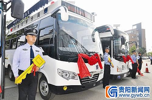 花溪分局訂購的躍迪移動警務(wù)室、燃油版移動警務(wù)室