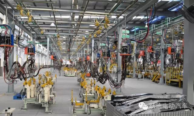 躍迪電動汽車裝車完畢發(fā)往荊州，買躍迪電動汽車可投保，解決您的后顧之憂！