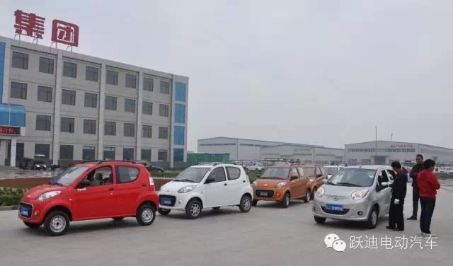 躍迪電動汽車裝車完畢發(fā)往荊州，買躍迪電動汽車可投保，解決您的后顧之憂！