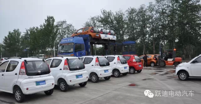 躍迪人冒雨檢測發(fā)車甘肅，第一時間保證躍迪電動汽車市場供應(yīng)