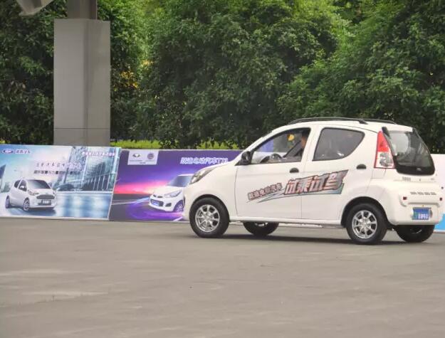 躍迪汽車強(qiáng)勢登錄南京新能源汽車展，引領(lǐng)行業(yè)發(fā)展新軌道