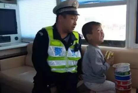 貪玩幼童上高速—躍迪移動(dòng)警務(wù)室助力，熱心民警忙尋親