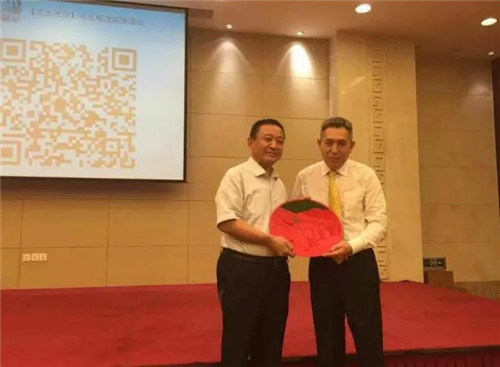 李其教授親手將北京大學(xué)標(biāo)志性的北大西門漆雕工藝禮品贈(zèng)與躍迪集團(tuán)董事長(zhǎng)呂洪濤