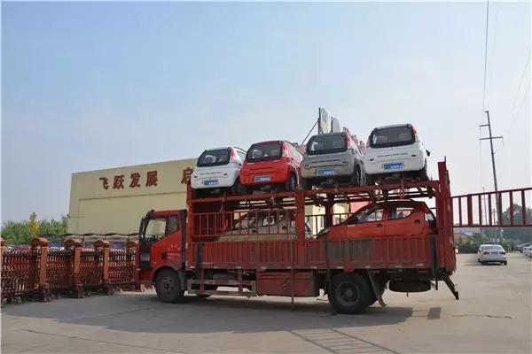 躍迪電動(dòng)汽車裝車中。