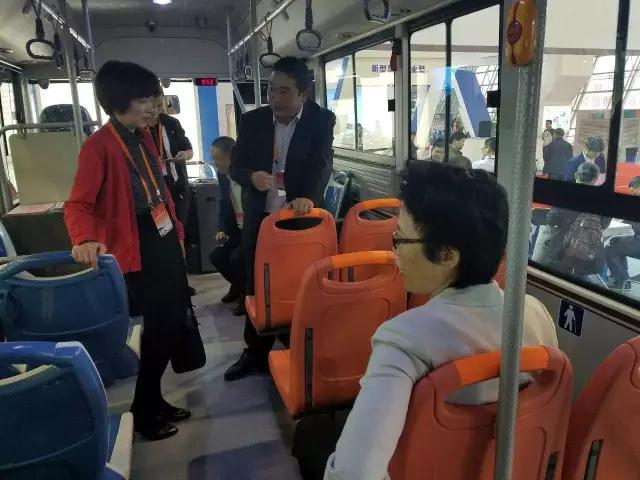 安徽省委書記李錦斌，代省長李國英一行蒞臨躍迪集團(tuán)旗下安達(dá)爾汽車展位參觀指導(dǎo)
