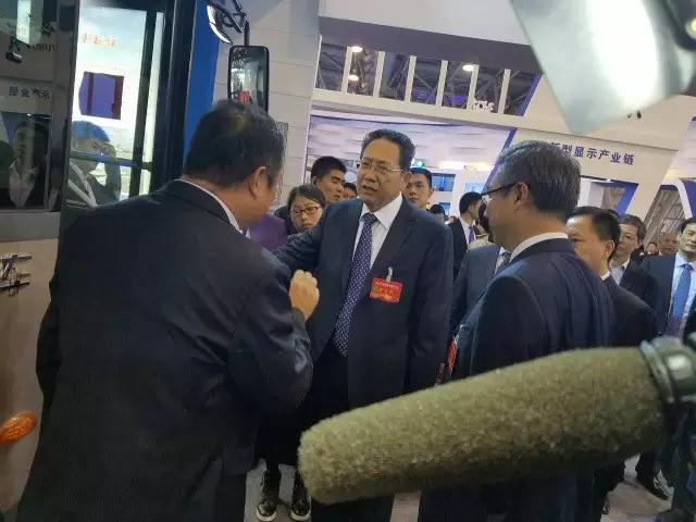安徽省委書記李錦斌，代省長李國英一行蒞臨躍迪集團(tuán)旗下安達(dá)爾汽車展位參觀指導(dǎo)