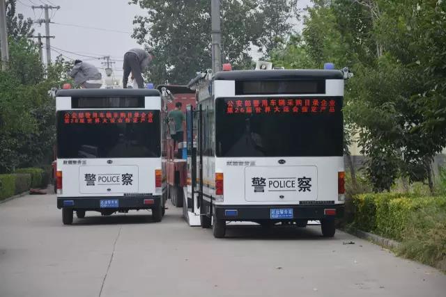 躍迪電動(dòng)移動(dòng)警務(wù)室裝車中，準(zhǔn)備發(fā)往白洋淀溫泉城公安分局