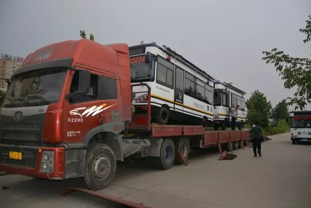 躍迪電動(dòng)移動(dòng)警務(wù)室裝車中，準(zhǔn)備發(fā)往白洋淀溫泉城公安分局