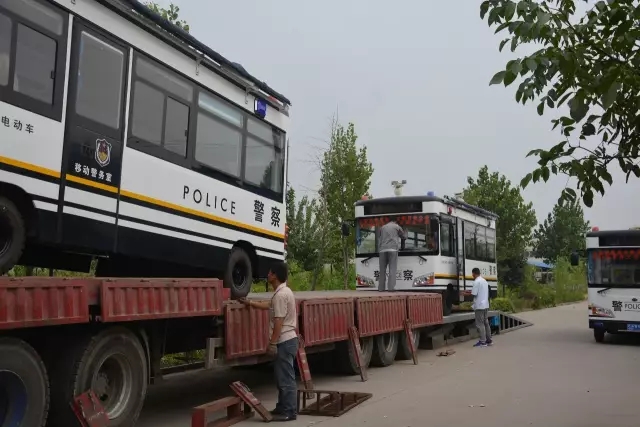 躍迪電動(dòng)移動(dòng)警務(wù)室裝車中，準(zhǔn)備發(fā)往白洋淀溫泉城公安分局