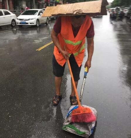 今天，躍迪向平凡而偉大的他們——環(huán)衛(wèi)工人致敬！