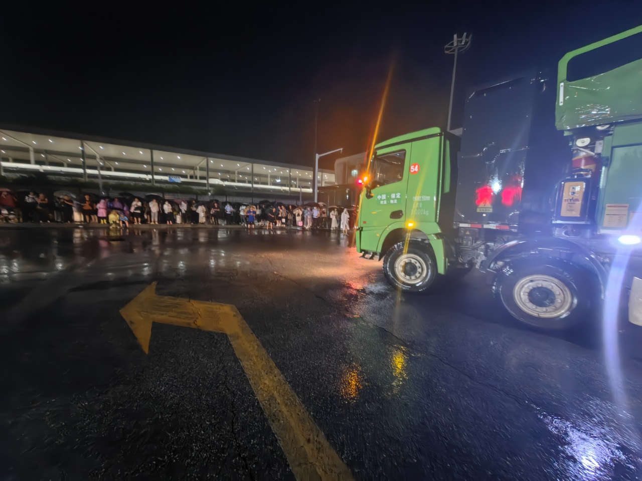 昨晚保定市強(qiáng)降暴雨丨躍迪汽車保定分公司，連夜出動(dòng)70臺(tái)新能源渣土車參與保定市救援工作