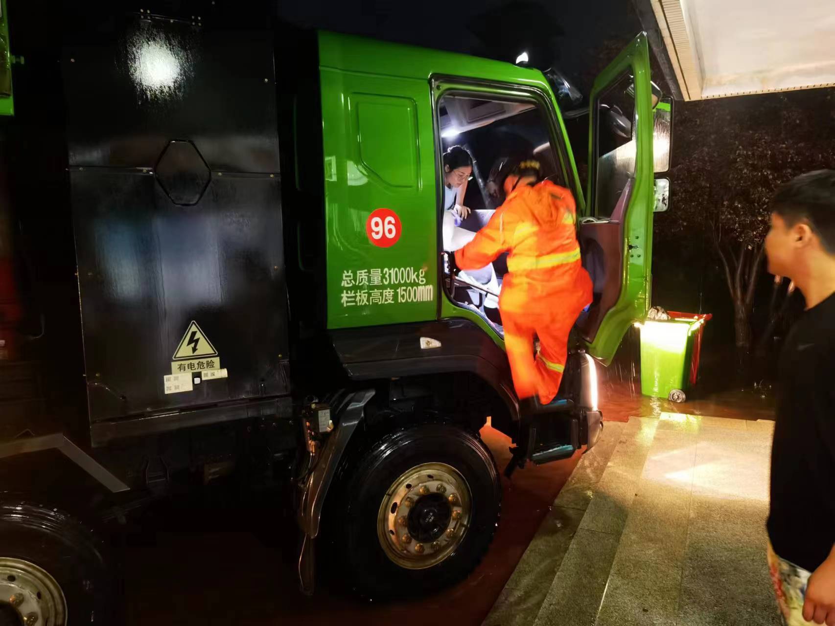 昨晚保定市強(qiáng)降暴雨丨躍迪汽車保定分公司，連夜出動(dòng)70臺(tái)新能源渣土車參與保定市救援工作