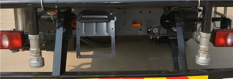 躍迪集團(tuán)新能源多功能抑塵車——低碳環(huán)保、降溫除塵