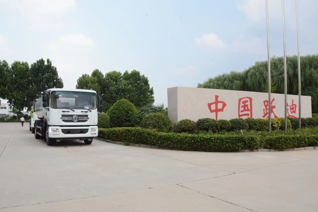 夏日降溫好幫手-躍迪集團新能源灑水車、新能源綠化噴灑車發(fā)車