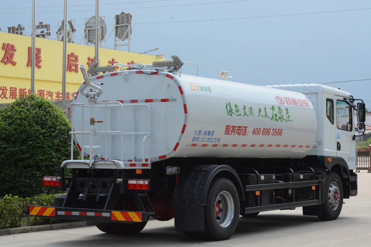 夏日降溫好幫手-躍迪集團新能源灑水車、新能源綠化噴灑車發(fā)車