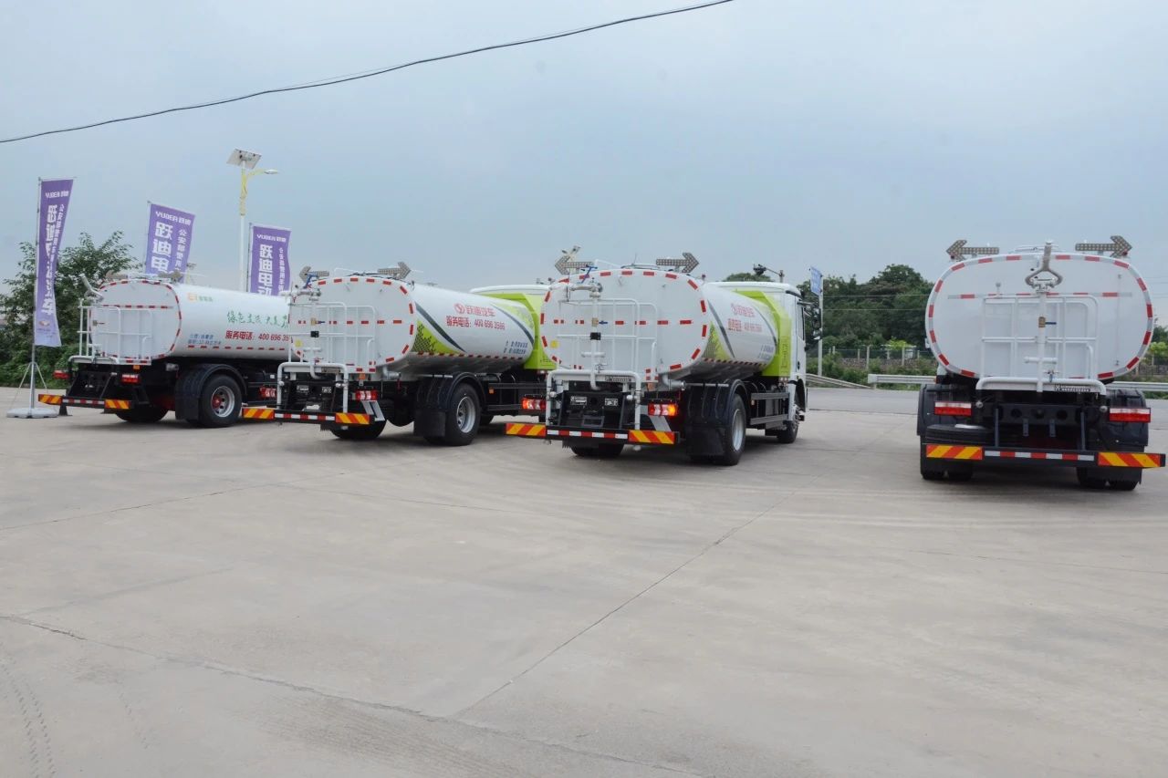 夏日降溫好幫手-躍迪集團新能源灑水車、新能源綠化噴灑車發(fā)車