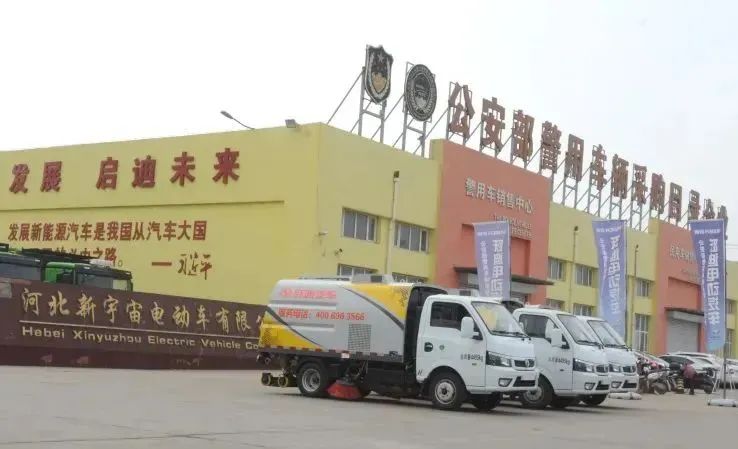 夏日降溫好幫手-躍迪集團新能源灑水車、新能源綠化噴灑車發(fā)車