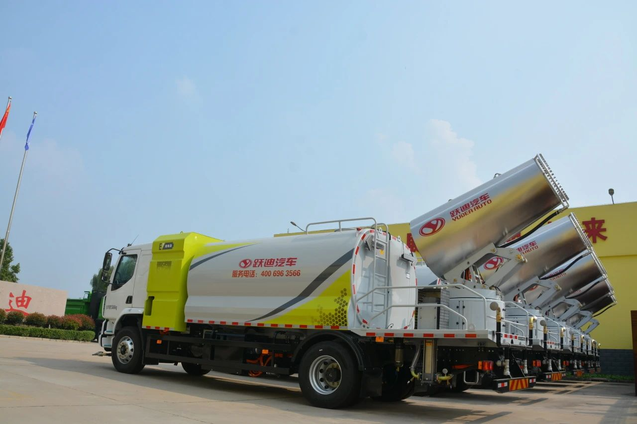 夏日降溫好幫手-躍迪集團新能源灑水車、新能源綠化噴灑車發(fā)車