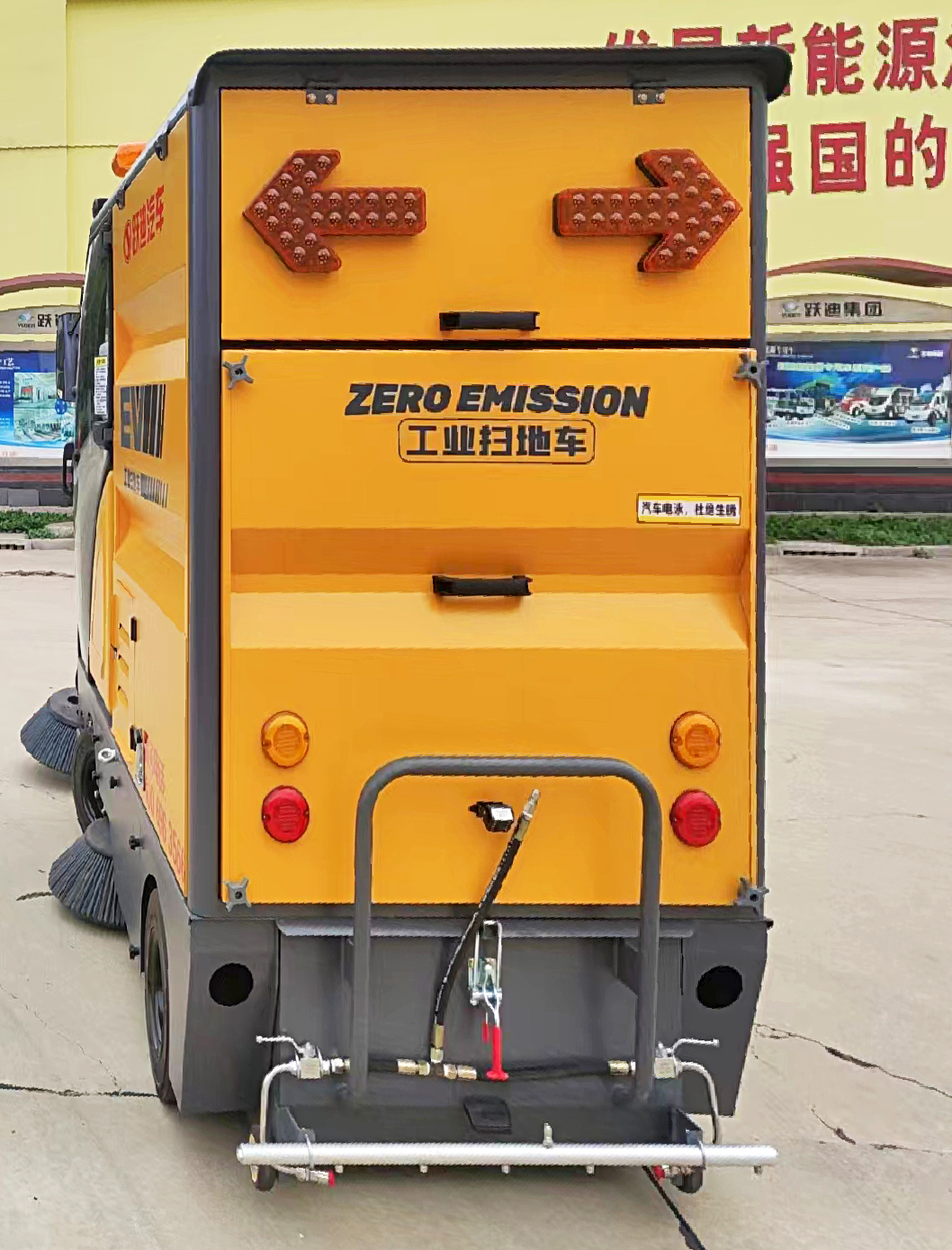 強力吸塵，高效清掃-躍迪小型清掃車