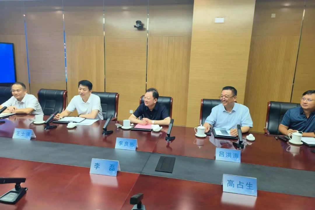 鋰業(yè)巨頭贛鋒鋰業(yè)董事長李良彬、躍迪集團董事長呂洪濤聯(lián)袂造訪中國重汽，與劉正濤董事長洽談新能源領域合作前景